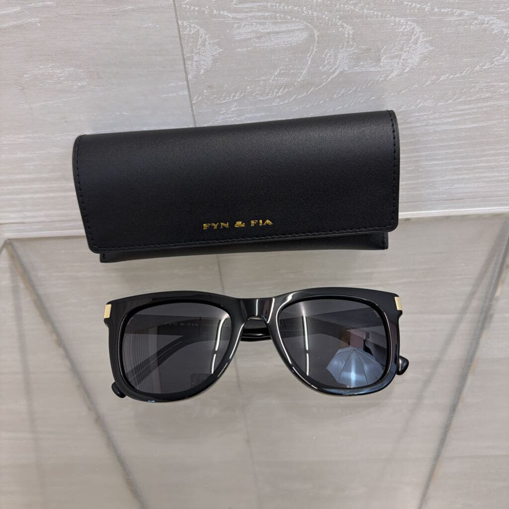 Fyn and Fia Black Square Sunglasses