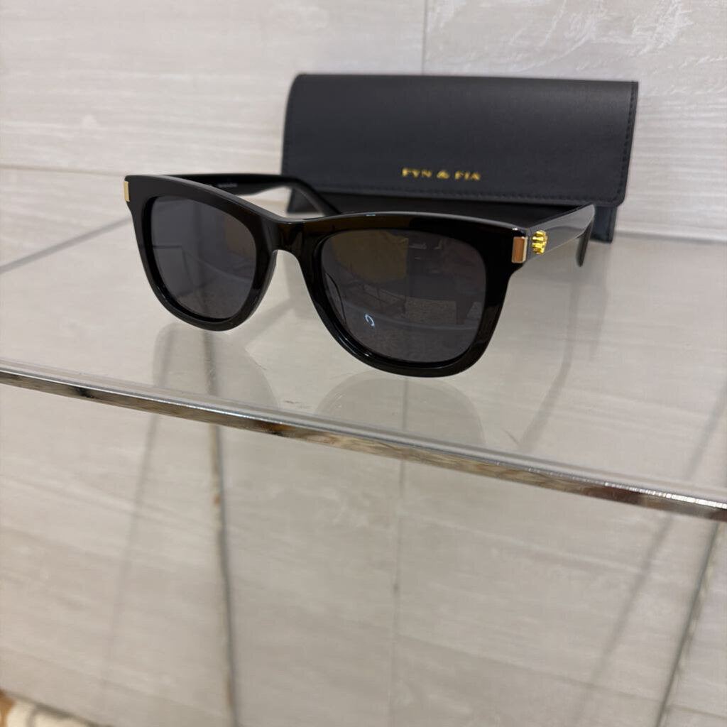 Fyn and Fia Black Square Sunglasses