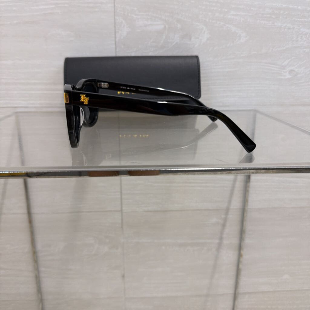 Fyn and Fia Black Square Sunglasses