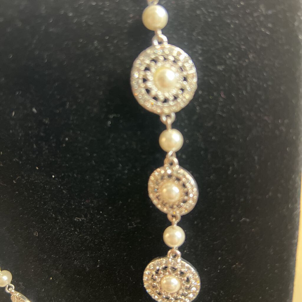 Silver Rhinestone/ Pearl Circle Necklace
