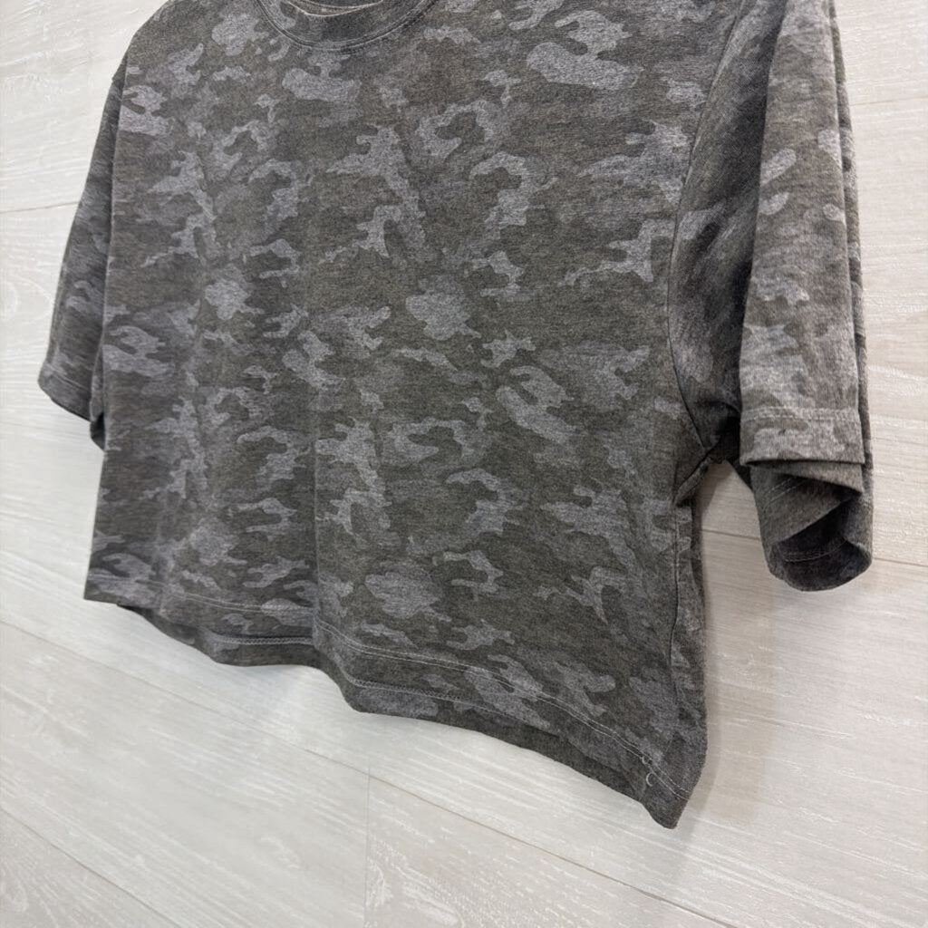 Fabletics Grey Camo Cropped Short Sleeve Top Small