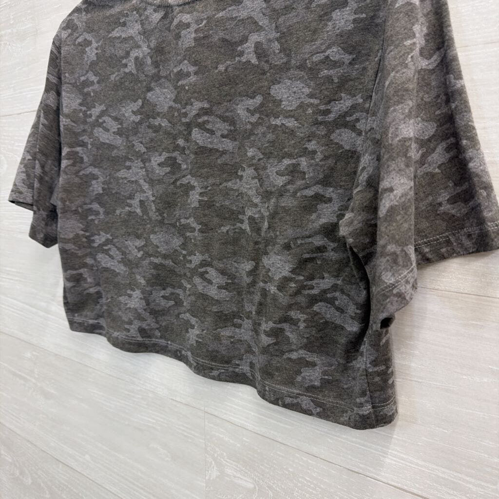Fabletics Grey Camo Cropped Short Sleeve Top Small