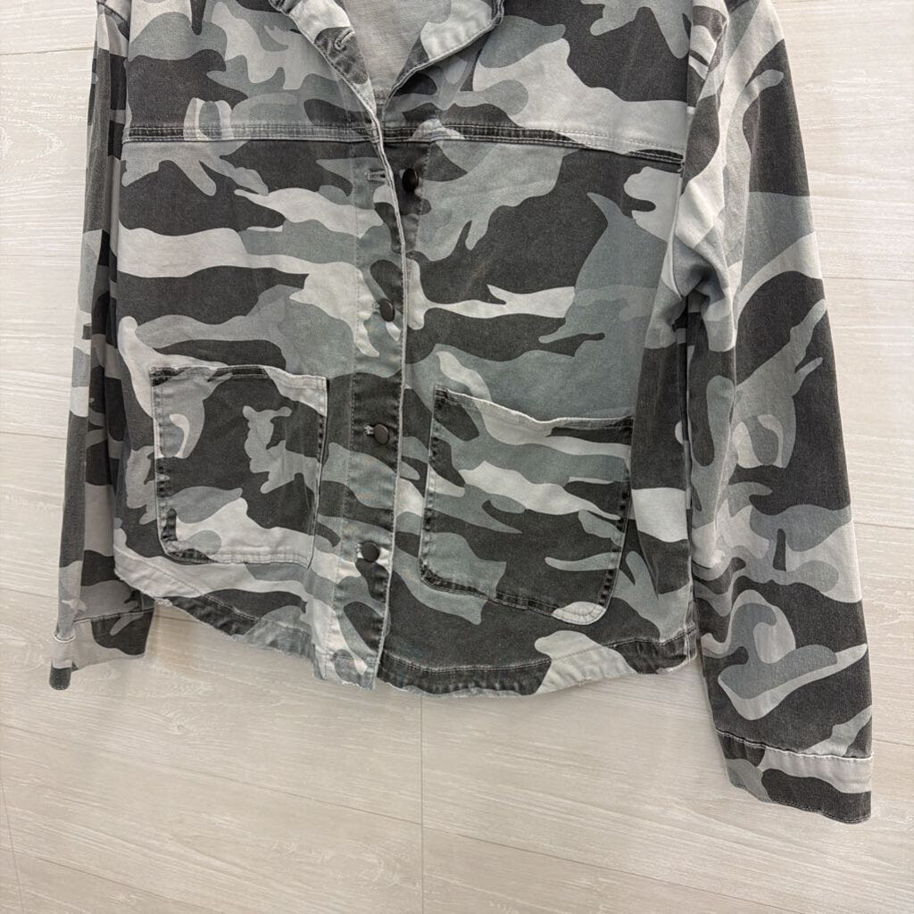 Kut Grey Camo Long Sleeve Shacket Medium