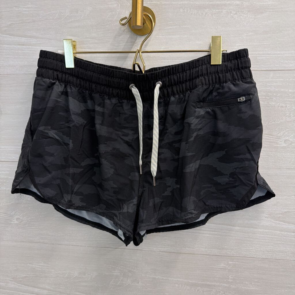 Vuroi Black Camo Print Athletic Shorts Medium