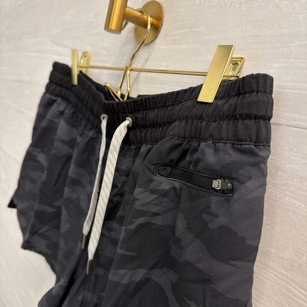 Vuroi Black Camo Print Athletic Shorts Medium