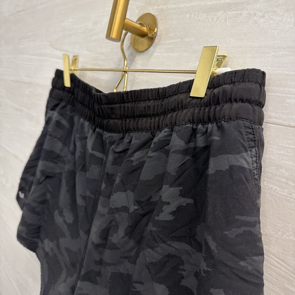 Vuroi Black Camo Print Athletic Shorts Medium