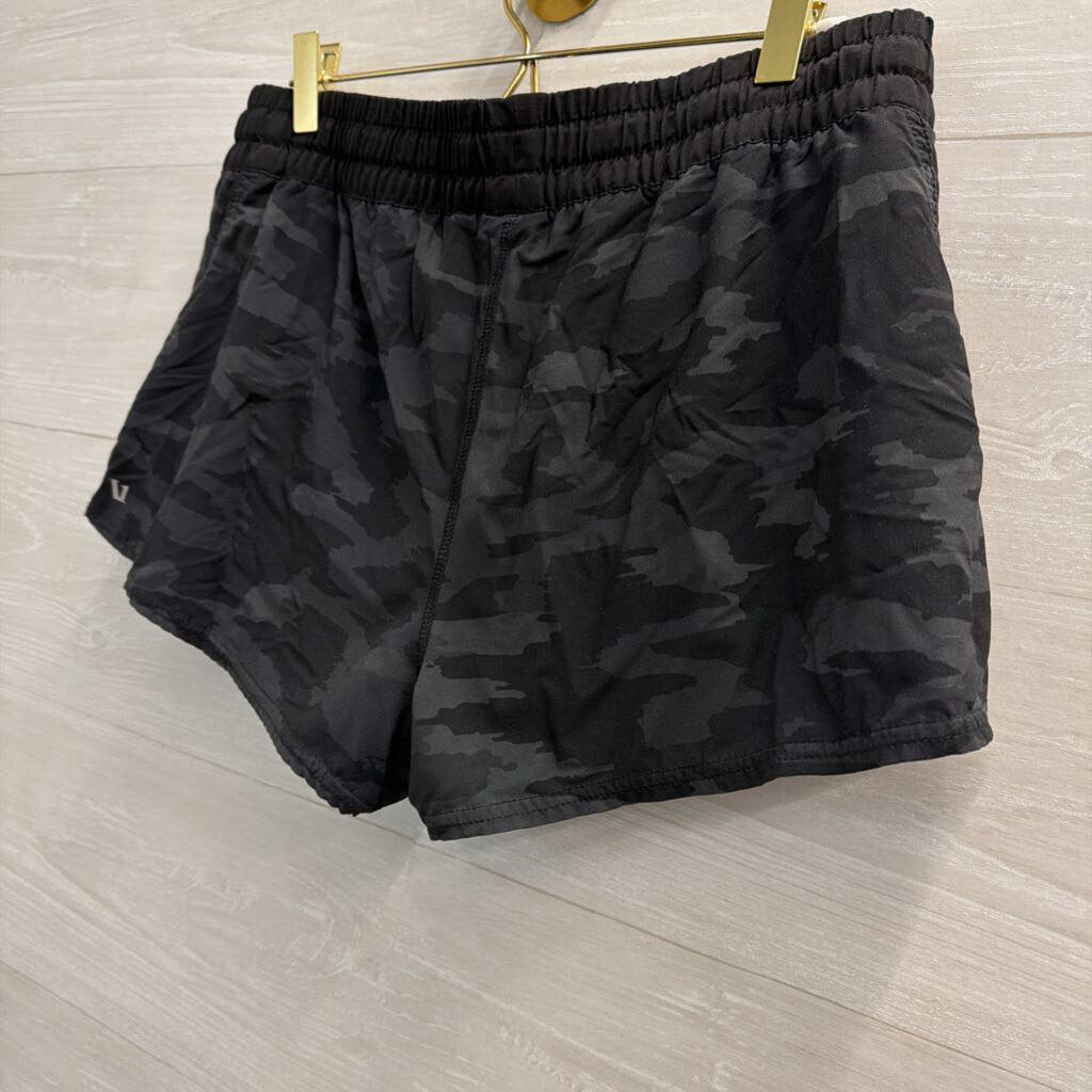 Vuroi Black Camo Print Athletic Shorts Medium