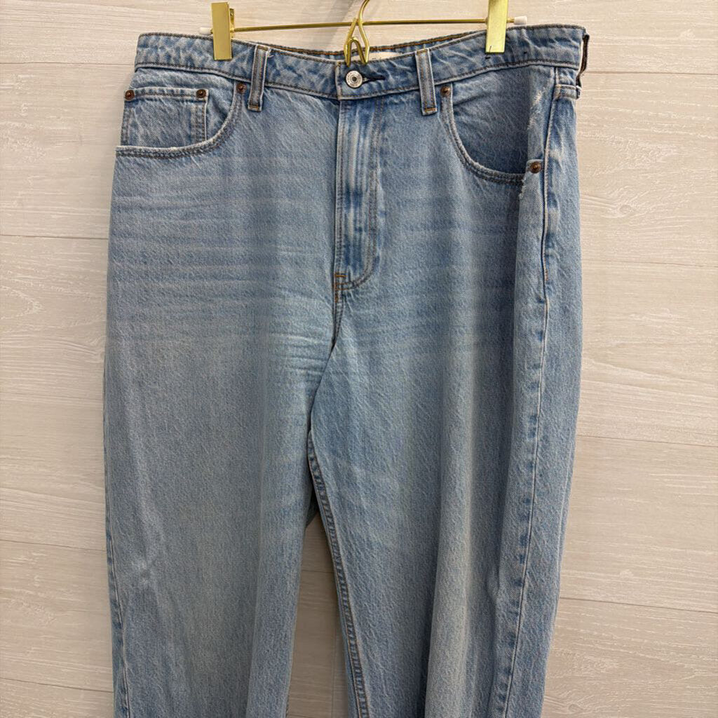 Abercrombie and Fitch Light Wash The Loose High Rise Jeans 31