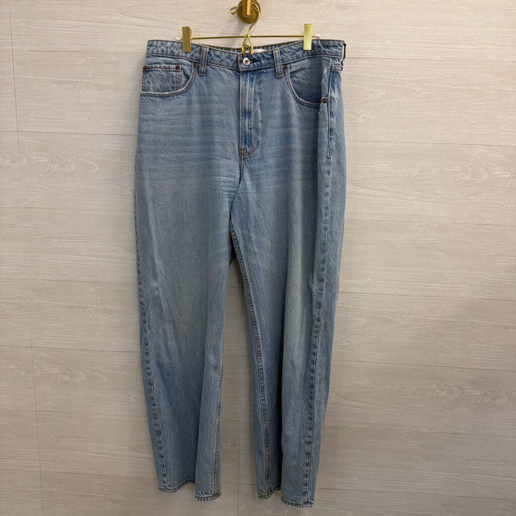 Abercrombie and Fitch Light Wash The Loose High Rise Jeans 31