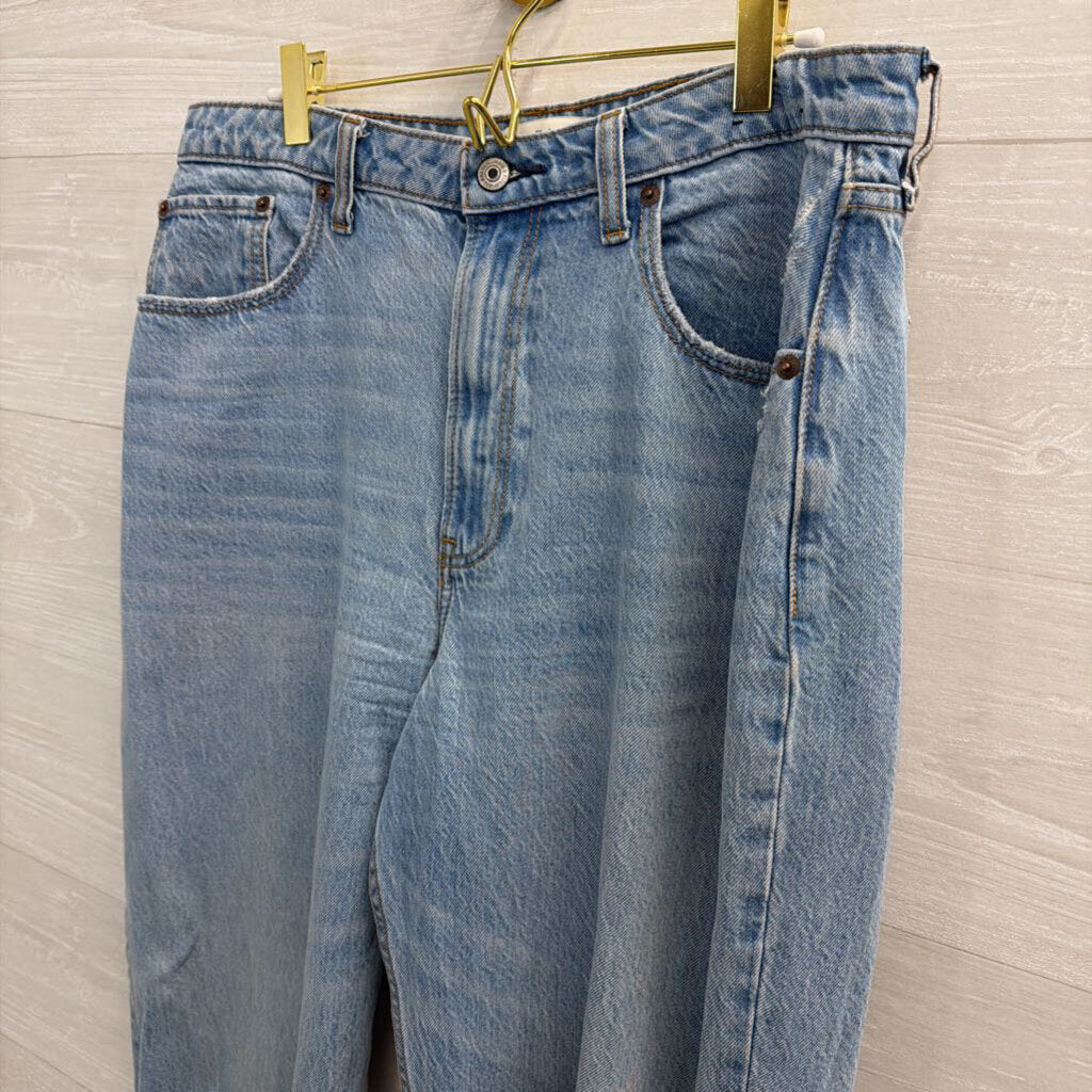 Abercrombie and Fitch Light Wash The Loose High Rise Jeans 31