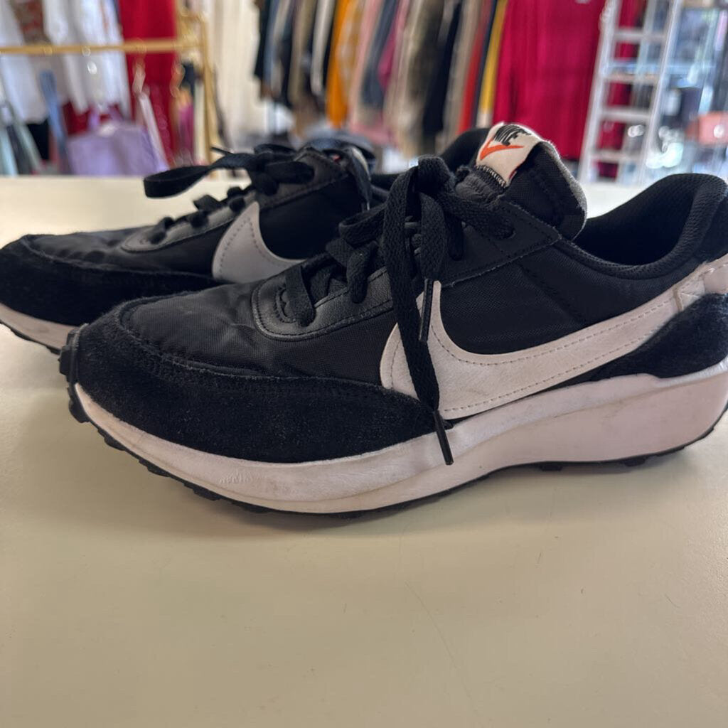 Nike Black/ White Waffle Debut Sneakers 8