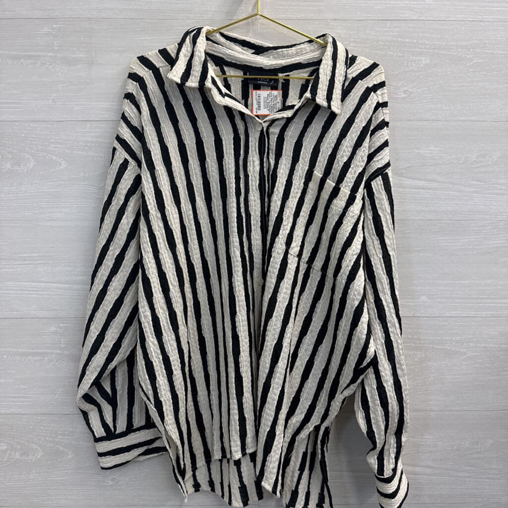 Vici Black/ White Textured Striped Long Sleeve Button Down Top Medium