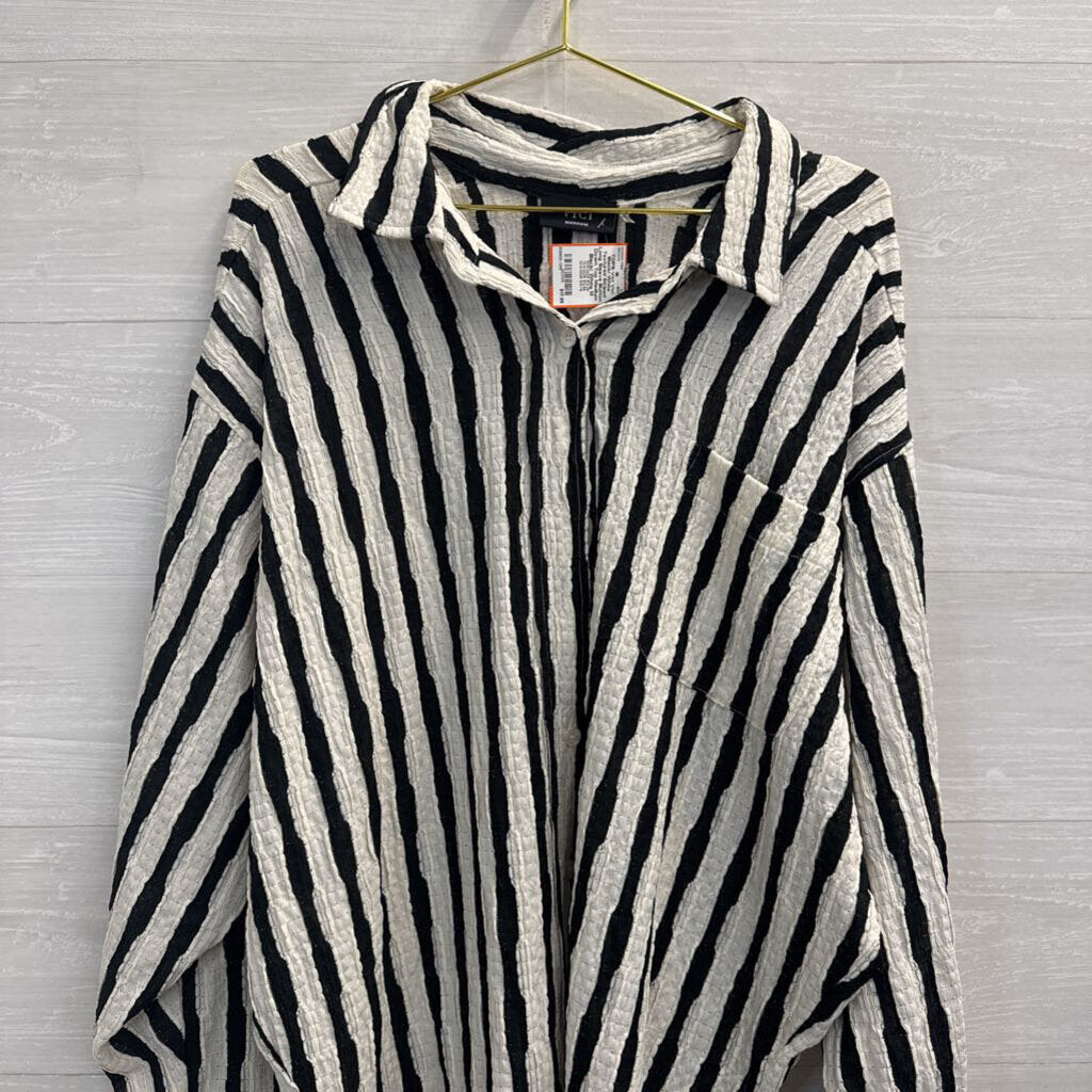 Vici Black/ White Textured Striped Long Sleeve Button Down Top Medium