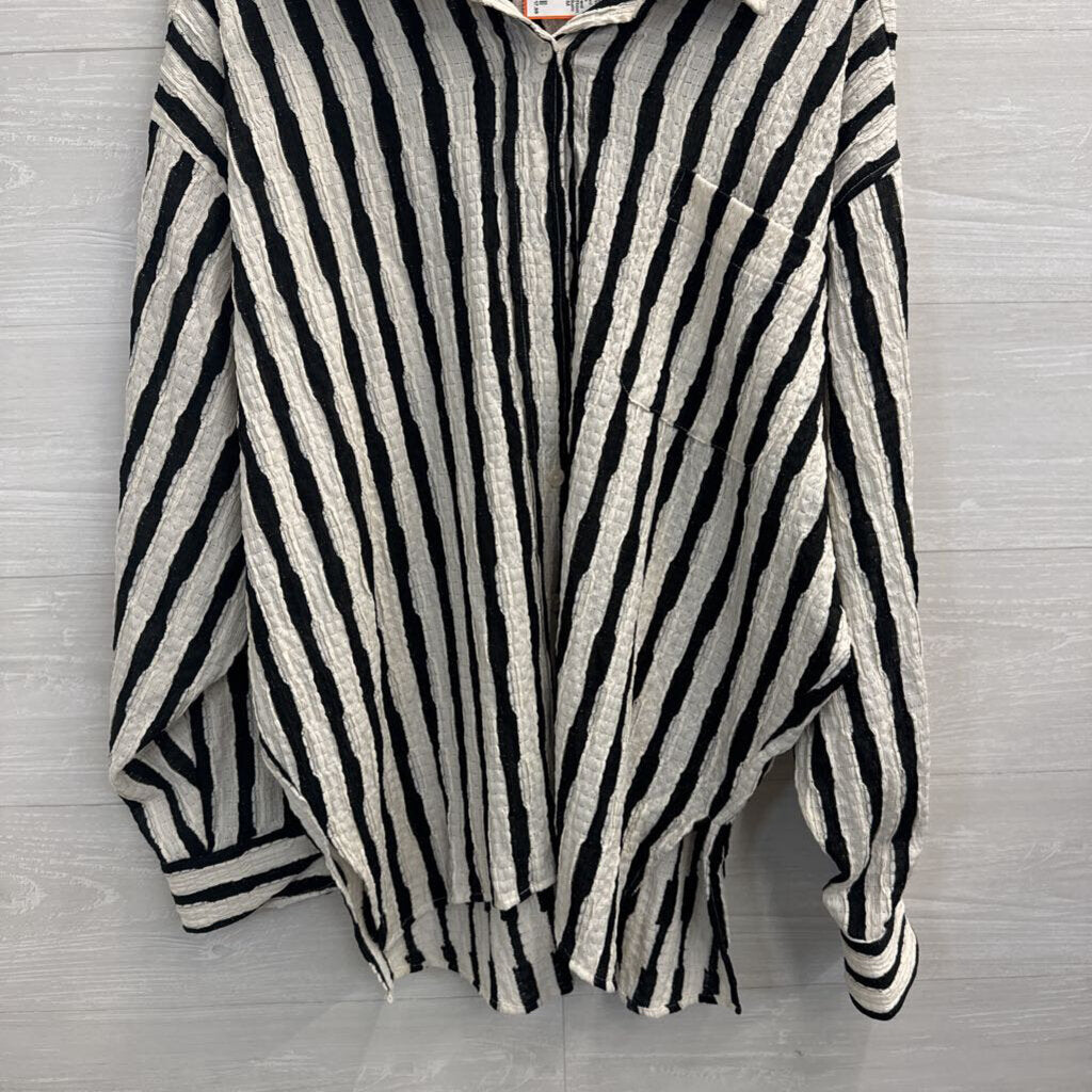 Vici Black/ White Textured Striped Long Sleeve Button Down Top Medium