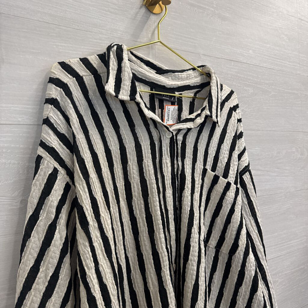 Vici Black/ White Textured Striped Long Sleeve Button Down Top Medium