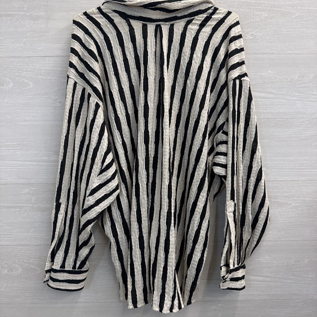 Vici Black/ White Textured Striped Long Sleeve Button Down Top Medium