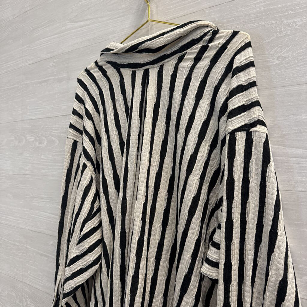 Vici Black/ White Textured Striped Long Sleeve Button Down Top Medium
