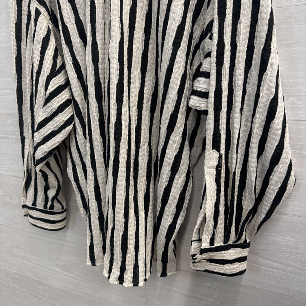Vici Black/ White Textured Striped Long Sleeve Button Down Top Medium
