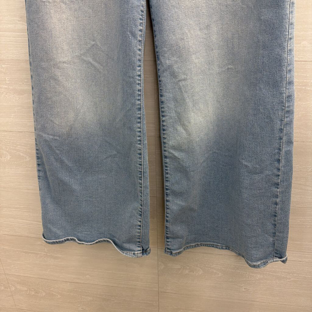 Levi Light Wash 318 Shaping Wide Leg Jeans 31