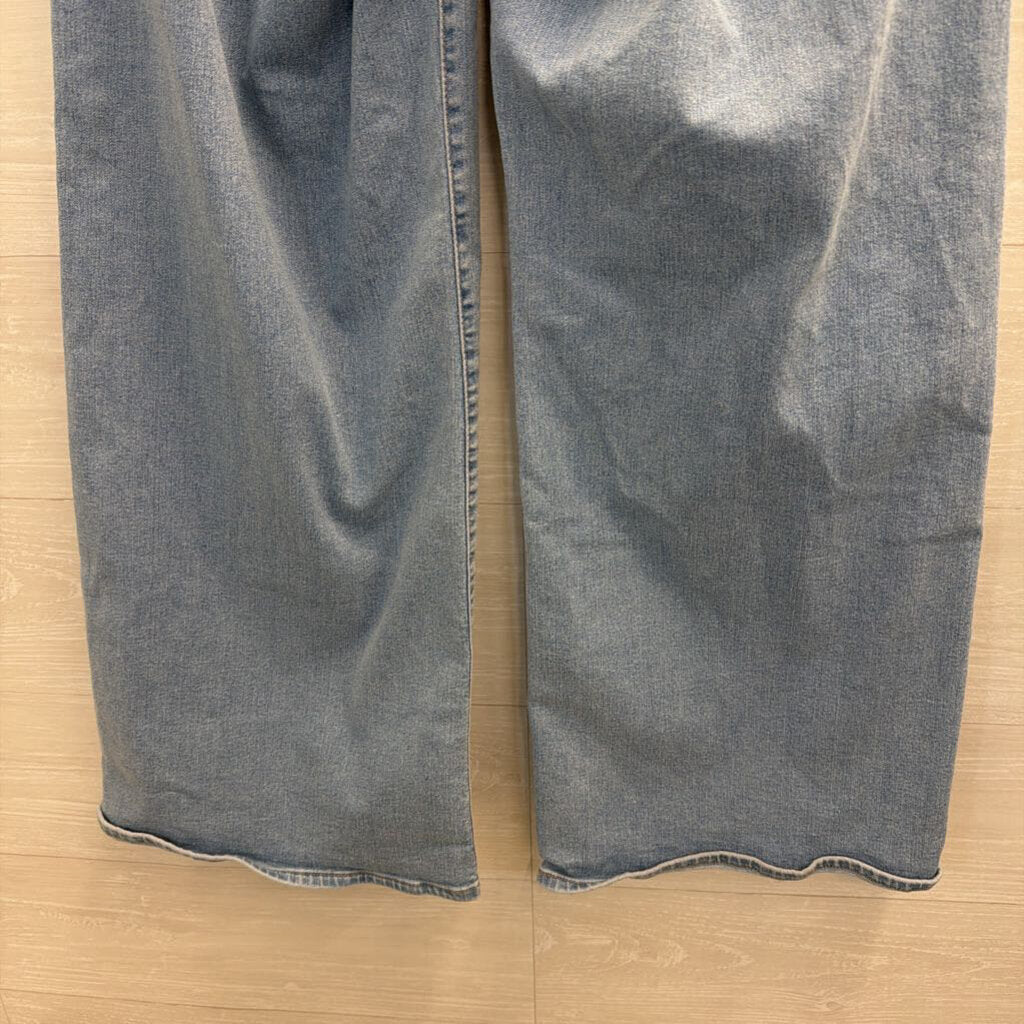 Levi Light Wash 318 Shaping Wide Leg Jeans 31
