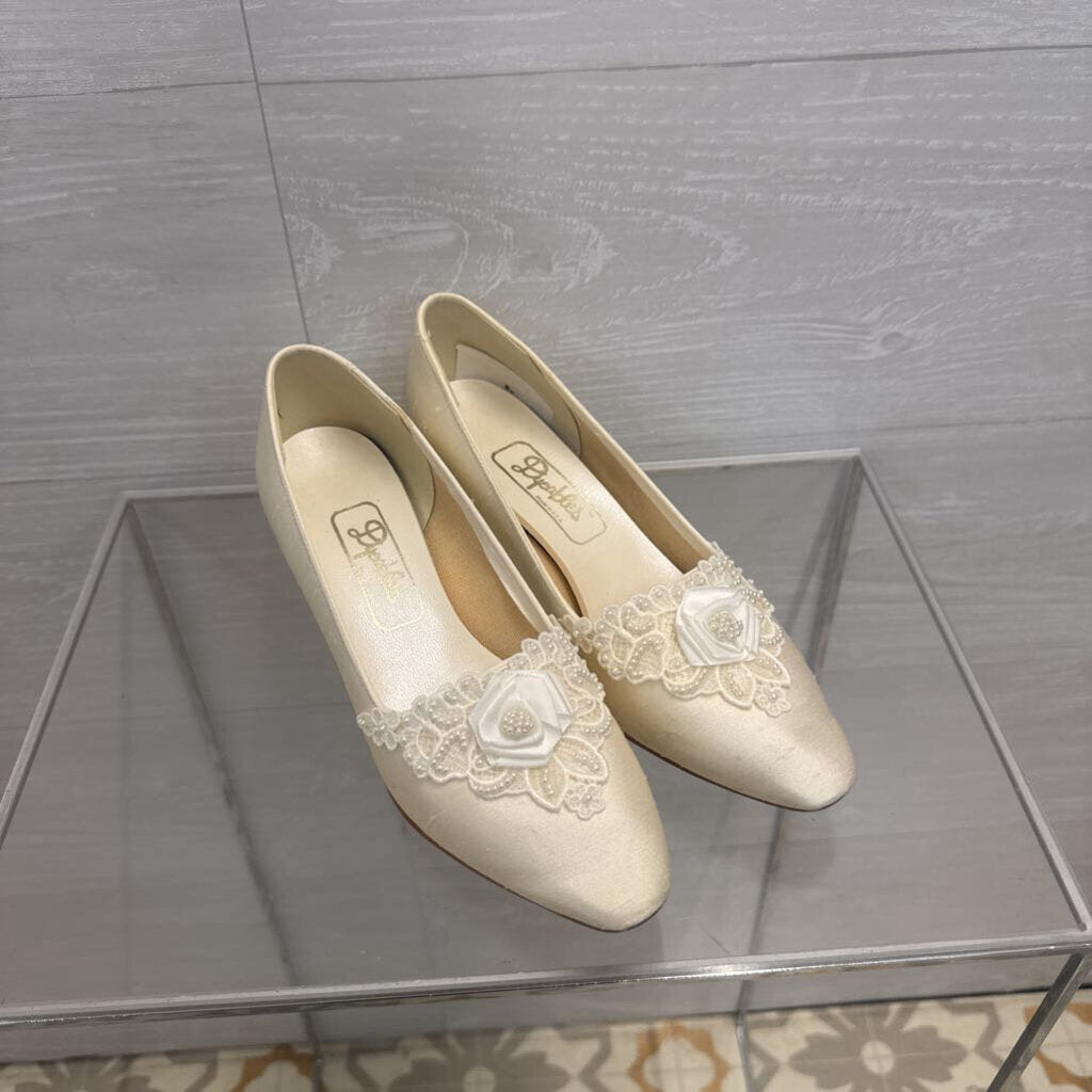 Vintage Dyeables Ivory Lace Pearl Kitten Heels 6