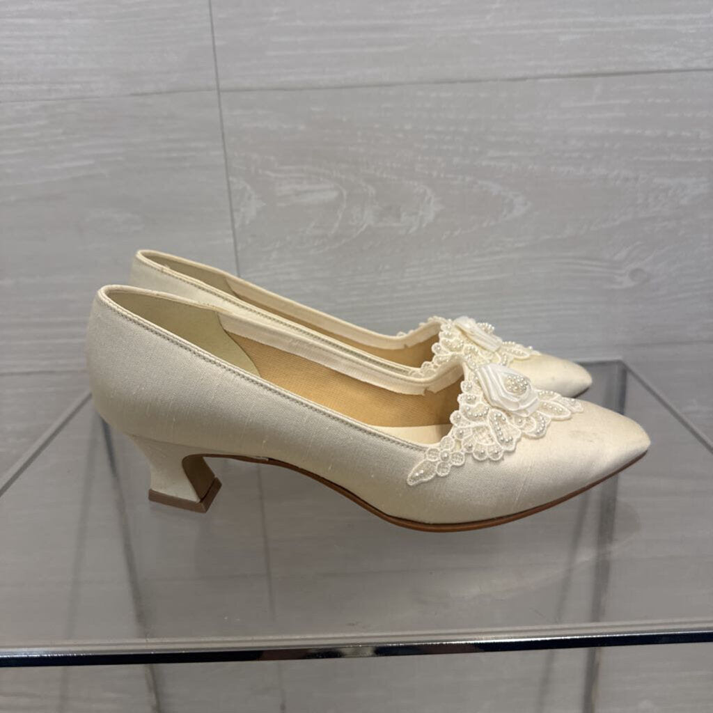 Vintage Dyeables Ivory Lace Pearl Kitten Heels 6