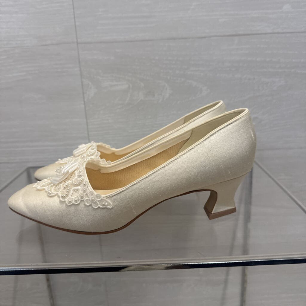 Vintage Dyeables Ivory Lace Pearl Kitten Heels 6
