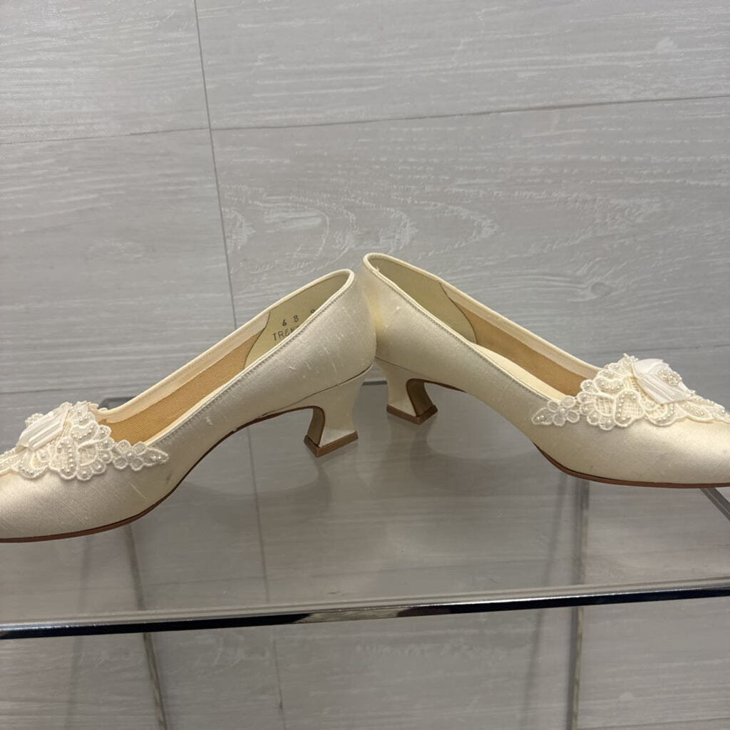 Vintage Dyeables Ivory Lace Pearl Kitten Heels 6