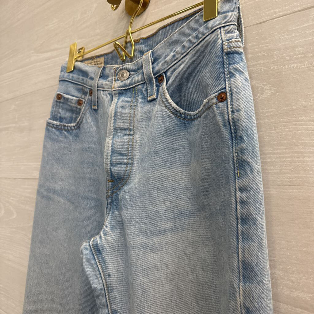 Levi Light Wash Straight Leg Jeans 23