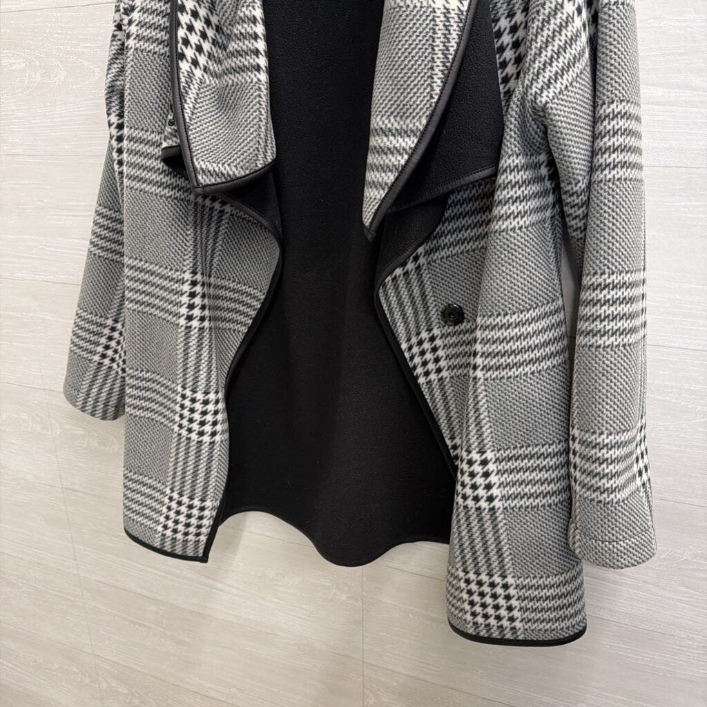 Ellen Reyes Black/ White Plaid Soft Fleece Jacket Large