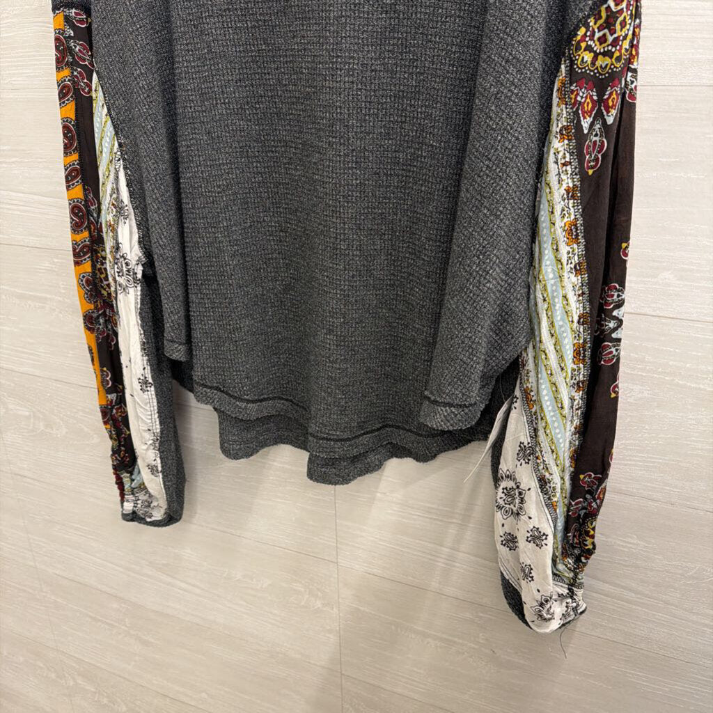 We The Free Grey Long Printed Sleeve Top Small