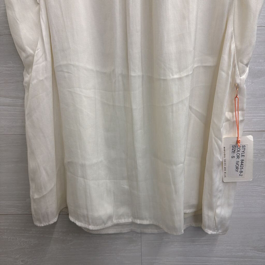 Skies are Blue White Pleated Short Sleeve Top Small