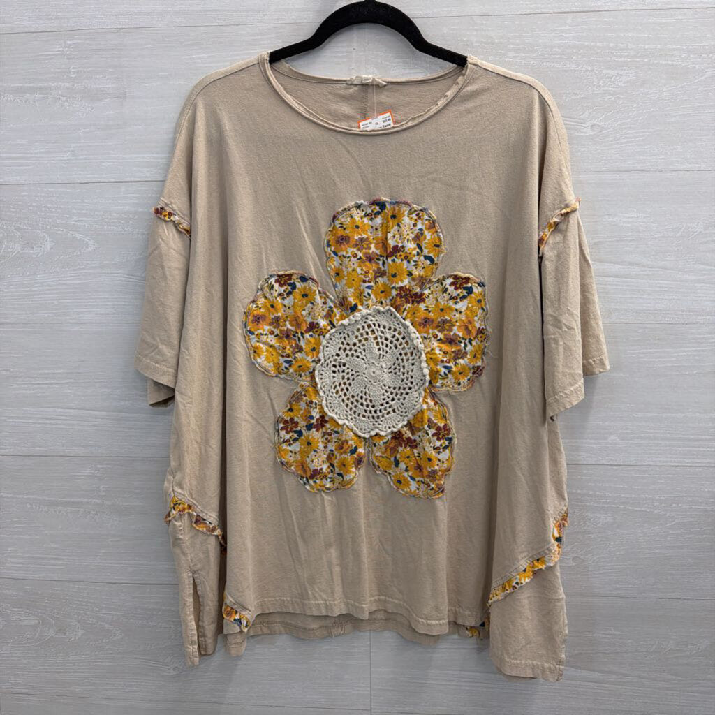 Easel Beige/ Multi Flower Print Short Sleeve Top Medium