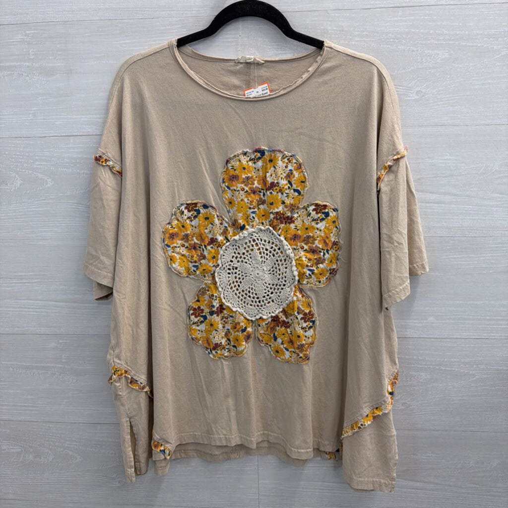 Easel Beige/ Multi Flower Print Short Sleeve Top Medium