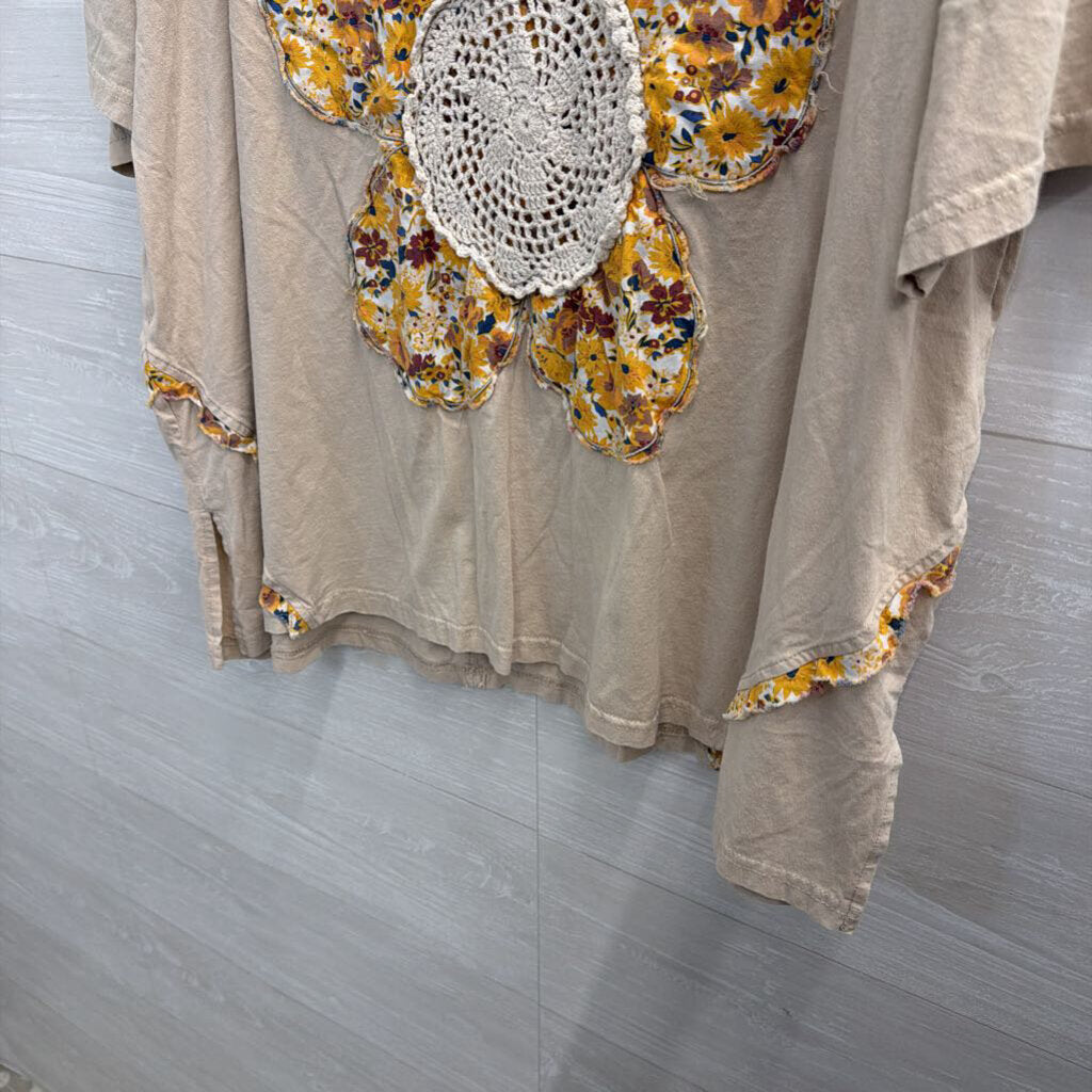 Easel Beige/ Multi Flower Print Short Sleeve Top Medium