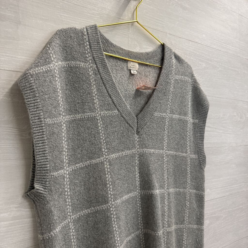 Grey/ White Knit Sleeveless Sweater Top Large