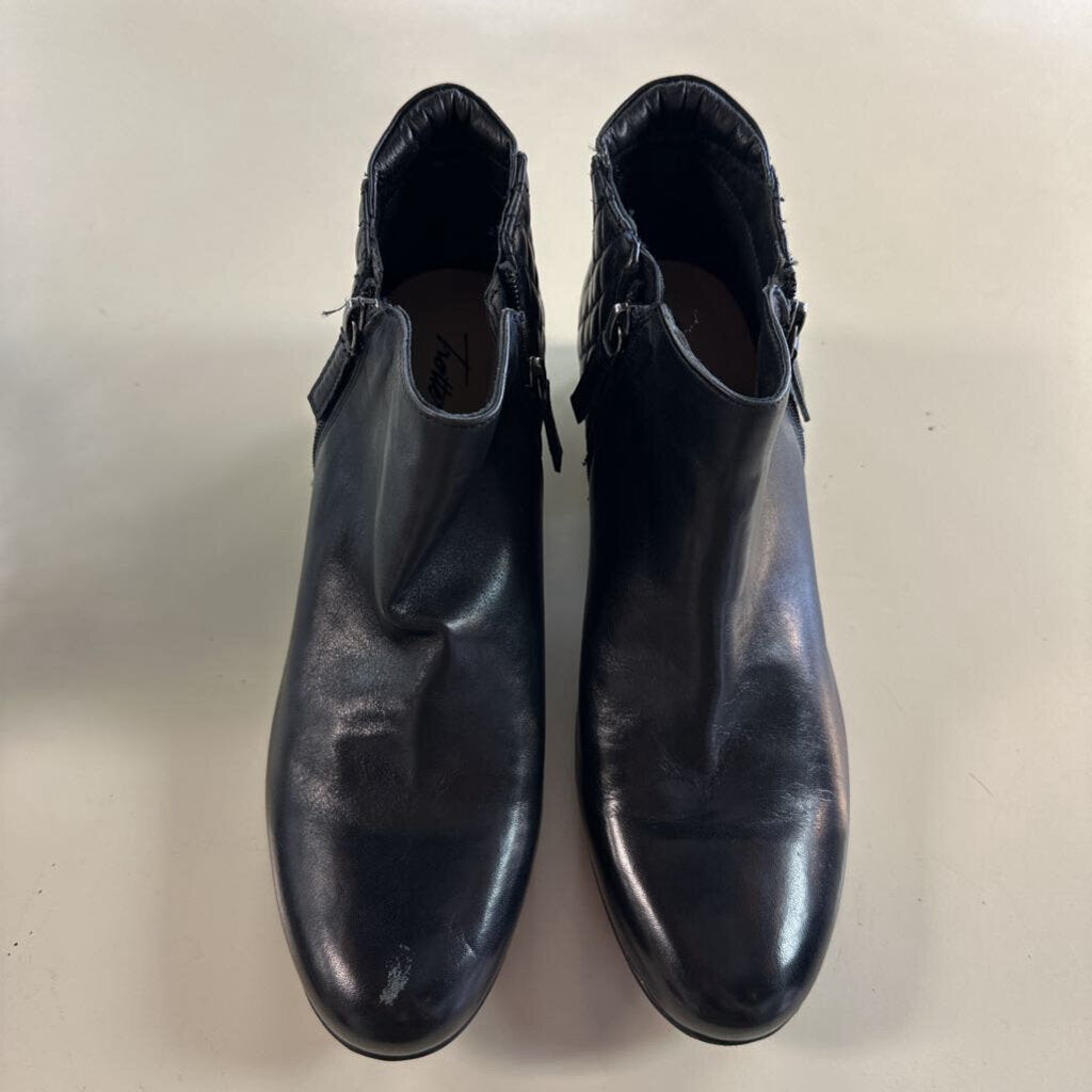 Trotters Black Leather Major Booties 11