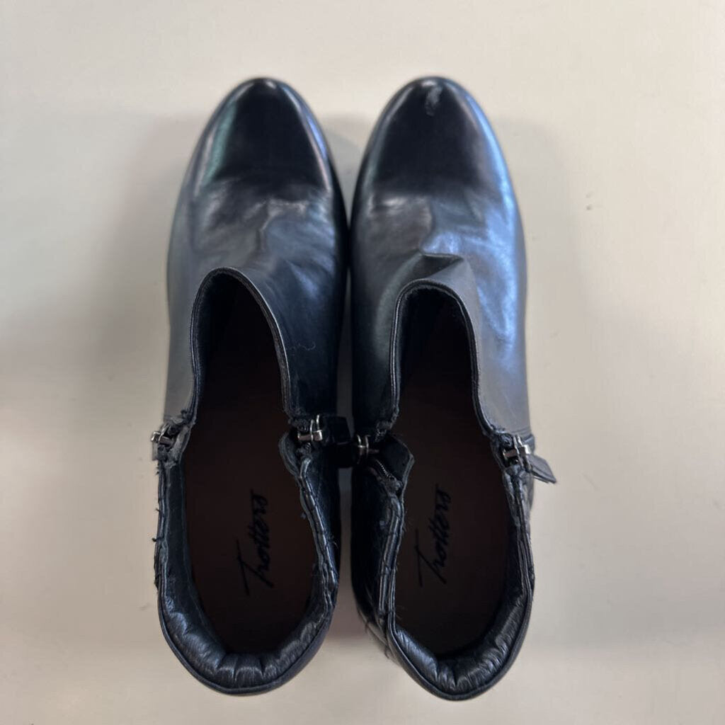 Trotters Black Leather Major Booties 11