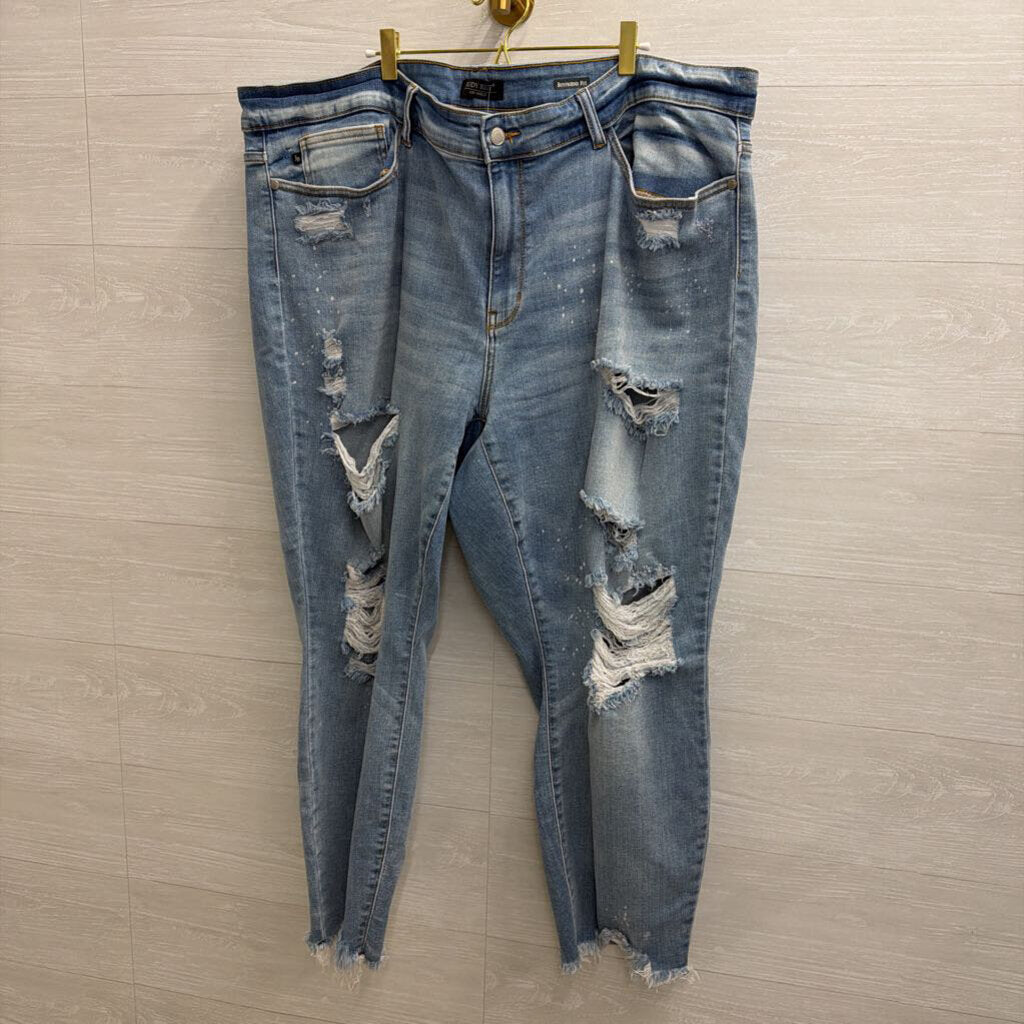 Judy Blue Light Wash Distressed Boyfriend Fit Jeans 24W