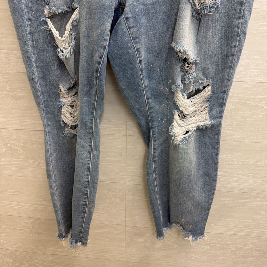 Judy Blue Light Wash Distressed Boyfriend Fit Jeans 24W