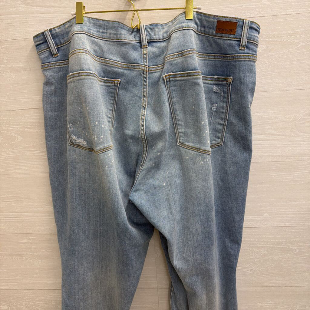 Judy Blue Light Wash Distressed Boyfriend Fit Jeans 24W