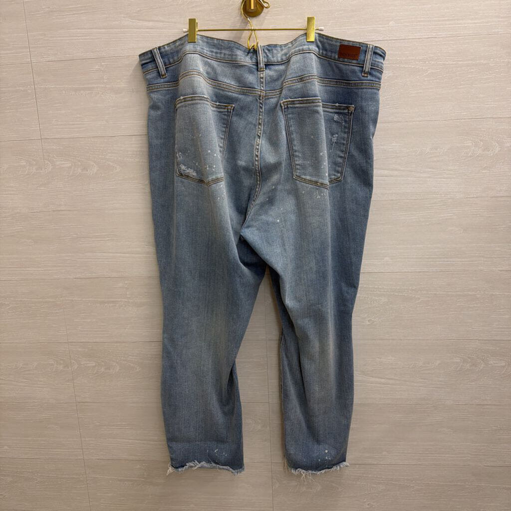 Judy Blue Light Wash Distressed Boyfriend Fit Jeans 24W