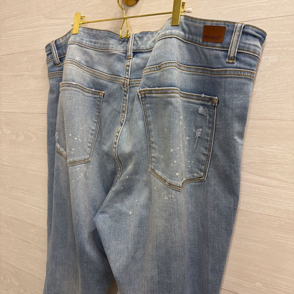 Judy Blue Light Wash Distressed Boyfriend Fit Jeans 24W