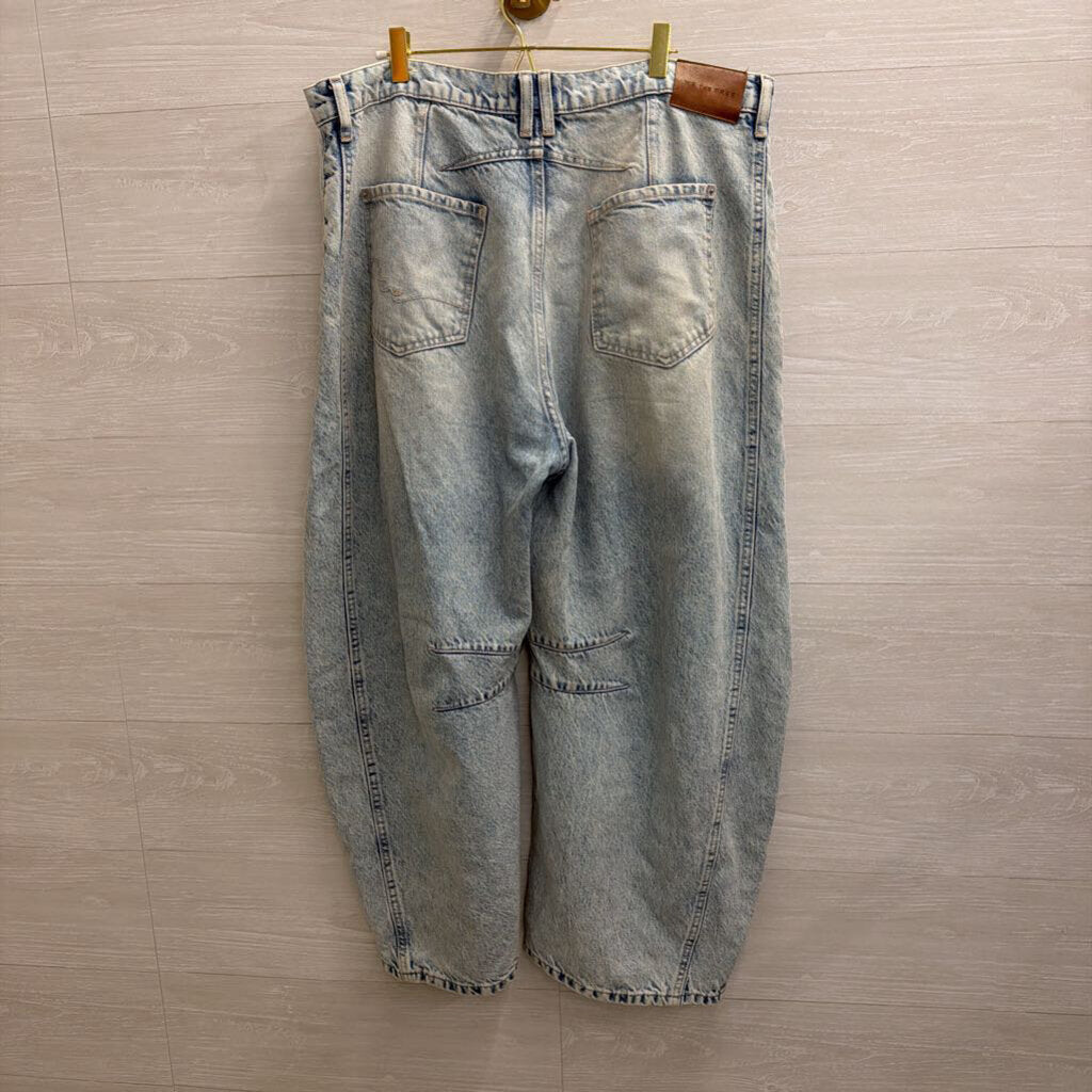 We The Free Light Wash Barrel Jeans 33
