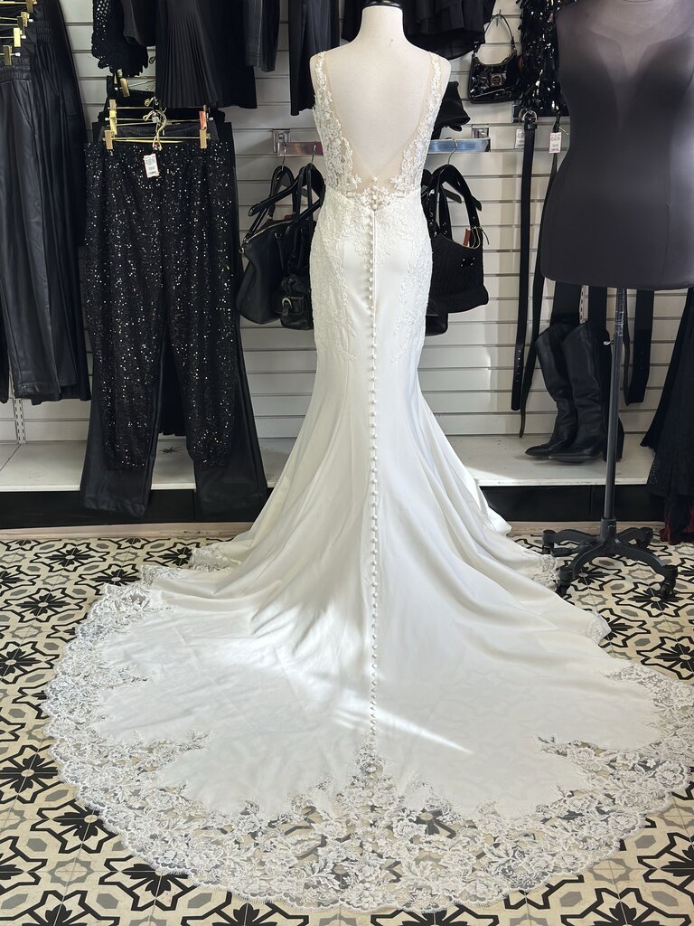 Allure Bridal Crepe/Lace Fitted Bridal Gown 14W 3351W