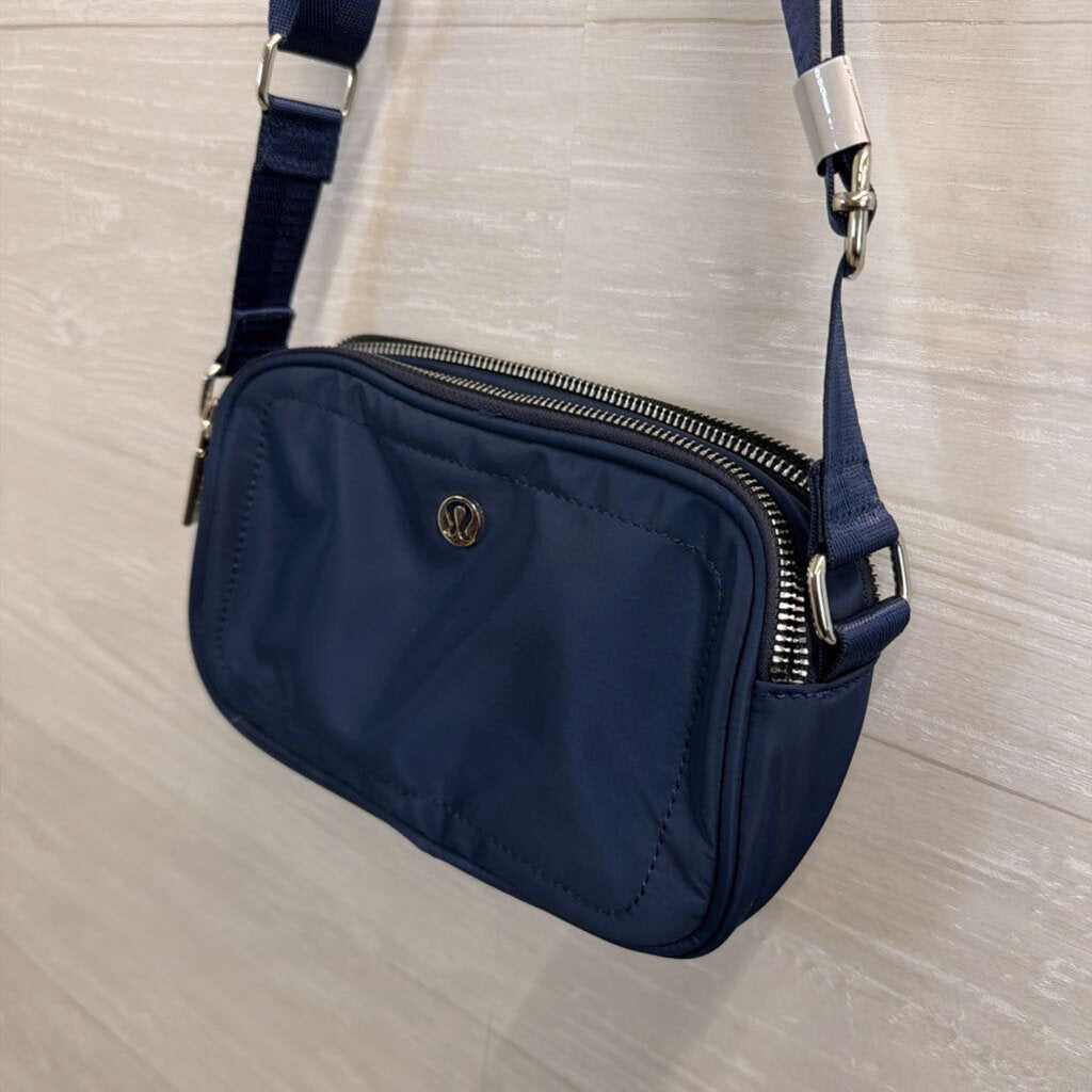 Lululemon Everywhere Belt Bag Navy