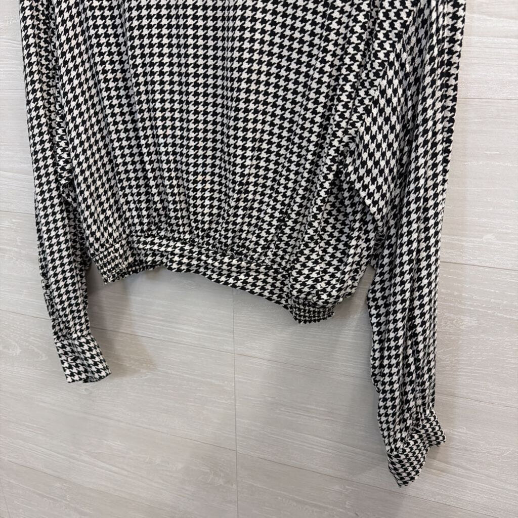 Black and White Houndstooth Long Sleeve Medium