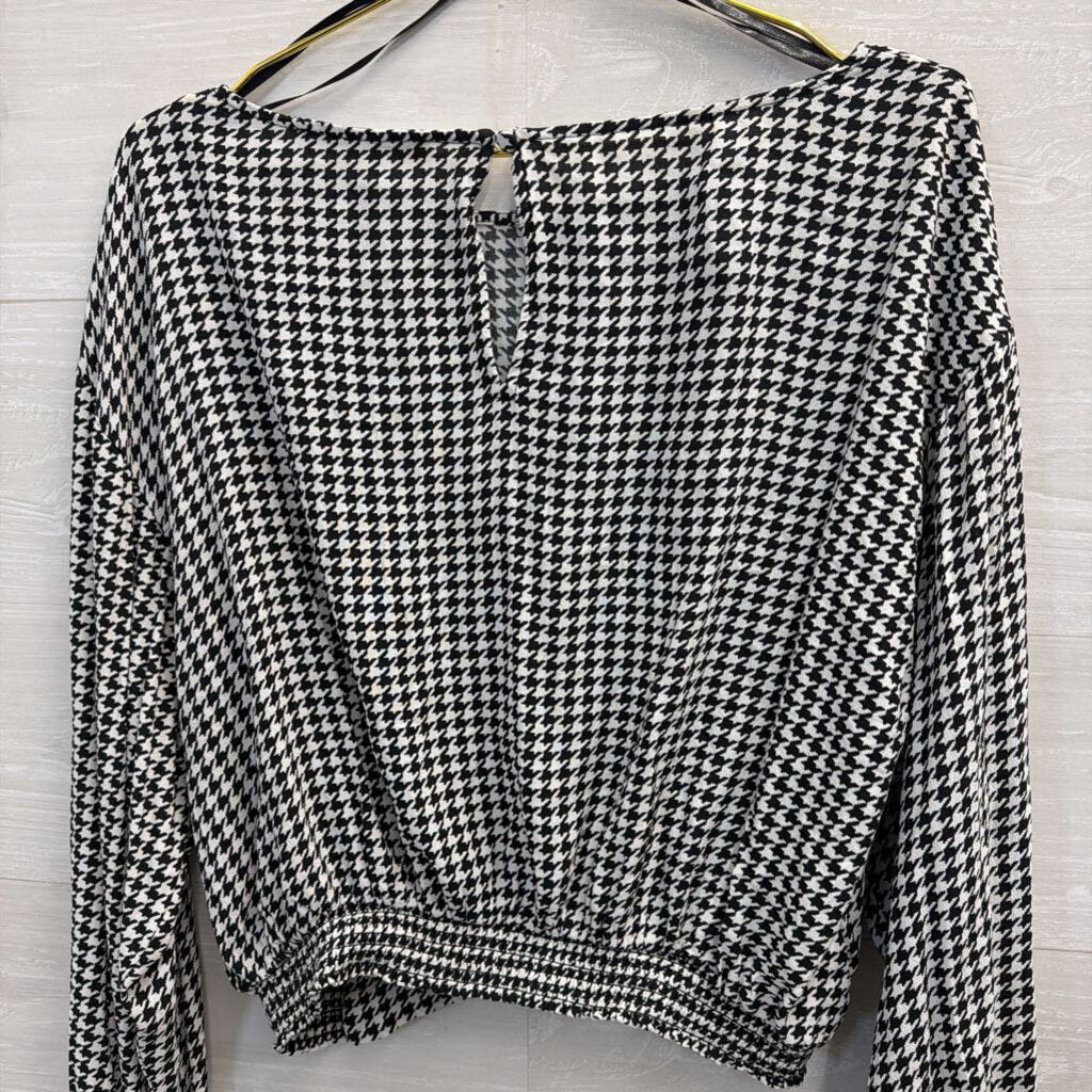 Black and White Houndstooth Long Sleeve Medium