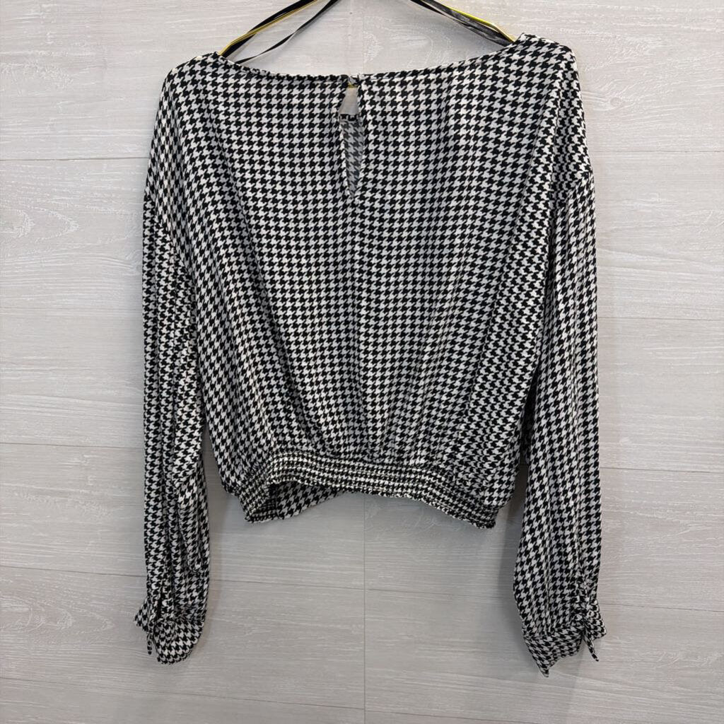 Black and White Houndstooth Long Sleeve Medium