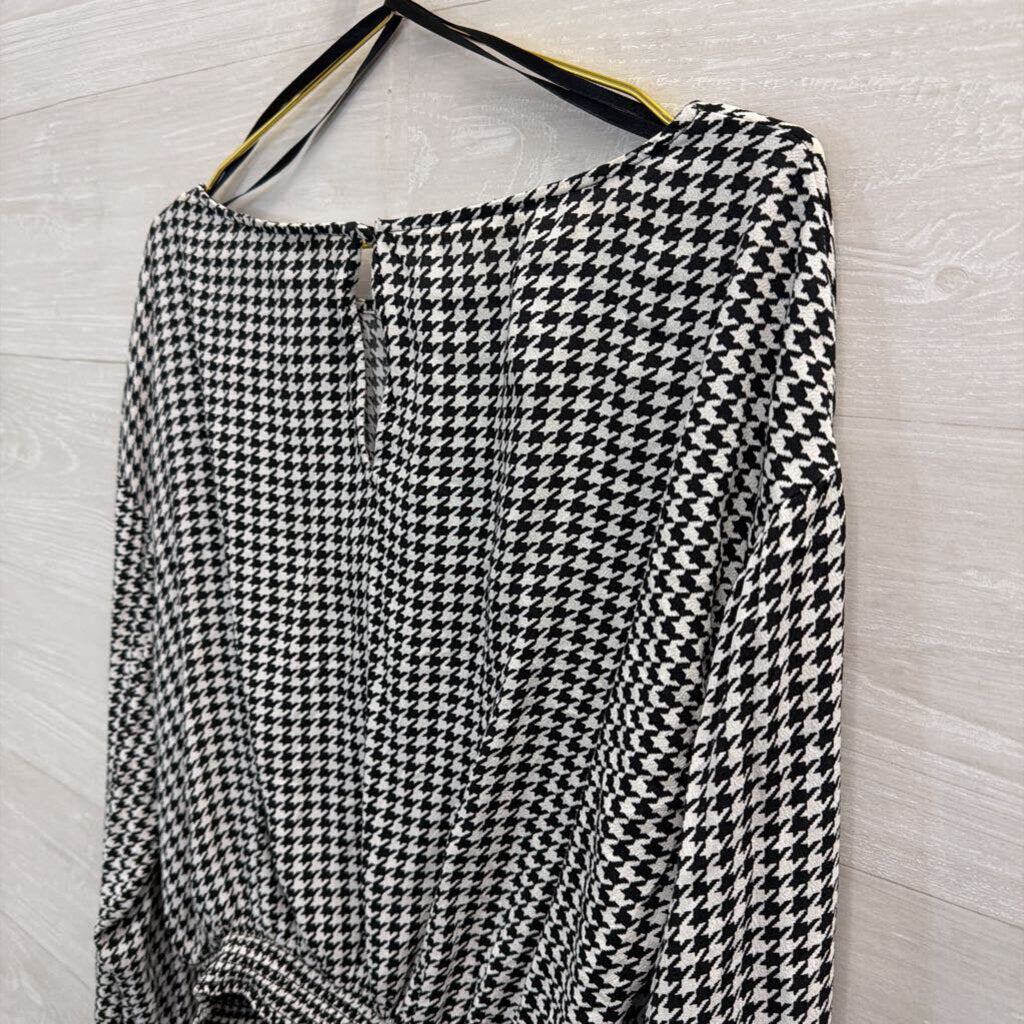 Black and White Houndstooth Long Sleeve Medium